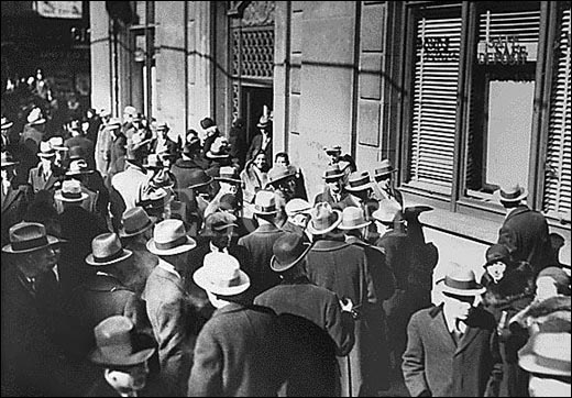 1929년 경제 대공황시 은행 파산으로 사람들은 길거리로 내몰렸다. 사진은 당시 노동자들이 은행앞에서 몸싸움을 벌이고 있는 장면.